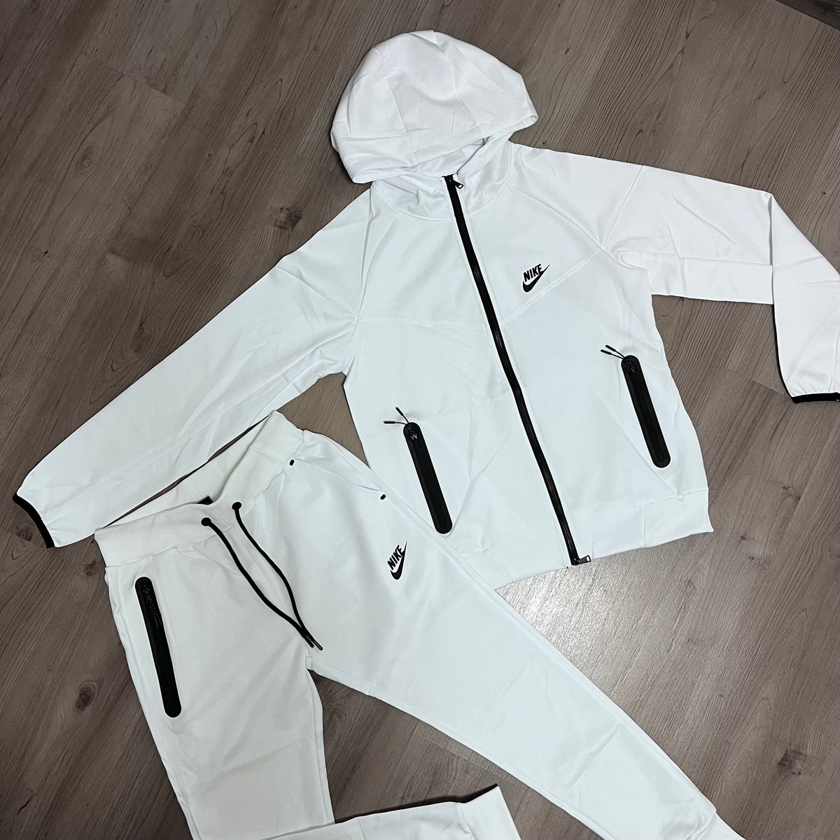 Conjunto NIKE TECH ALL WHITE