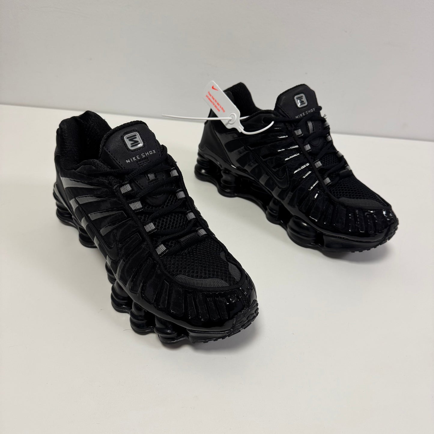 NIKE SHOX LÍNEAS GRISES REFLECTANTES🍭