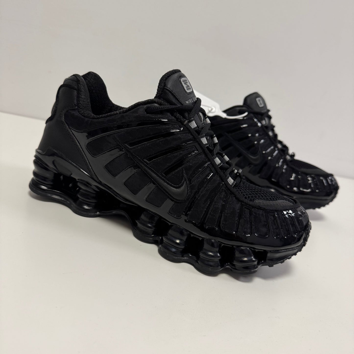 NIKE SHOX LÍNEAS GRISES REFLECTANTES🍭