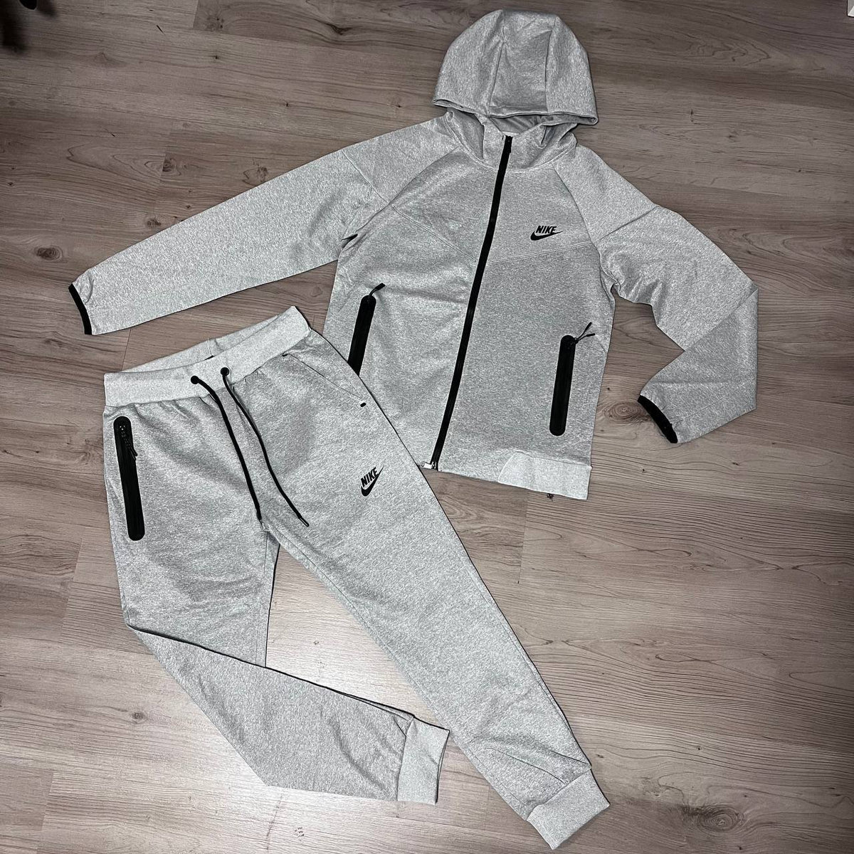 Conjunto NIKE TECH GRIS