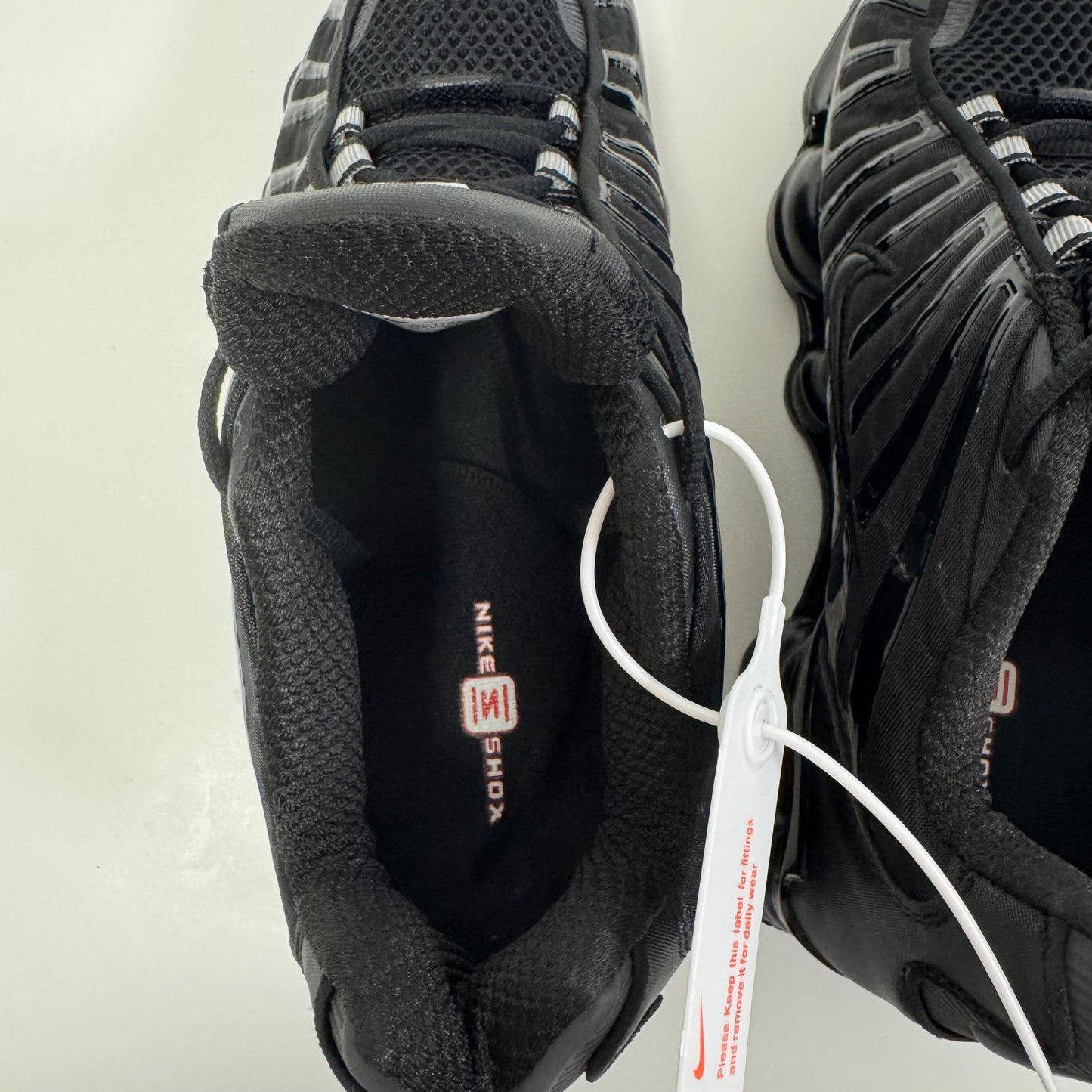 NIKE SHOX LÍNEAS GRISES REFLECTANTES🍭