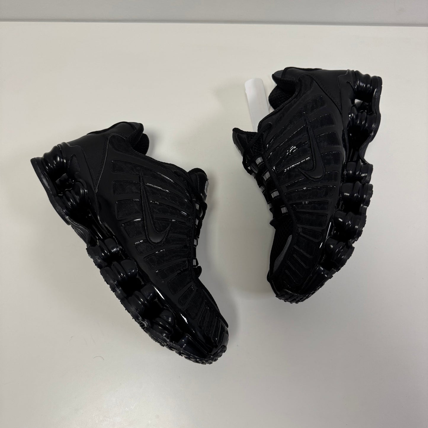NIKE SHOX LÍNEAS GRISES REFLECTANTES🍭