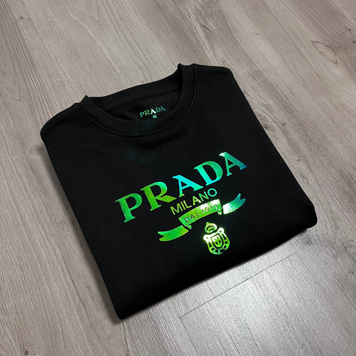 SUDADERA PRADA LOGO EFECTO HOLEOGRAFICO
