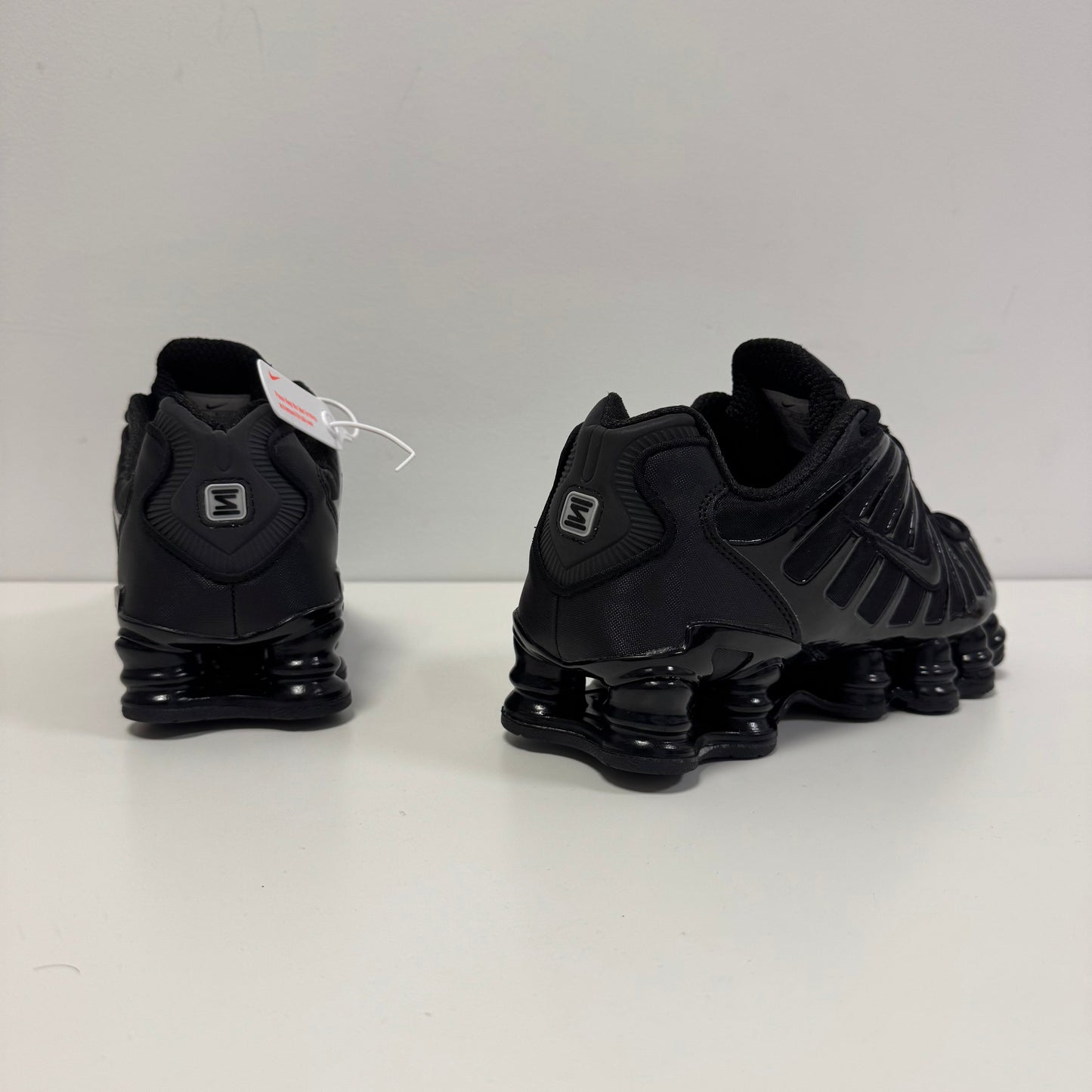 NIKE SHOX LÍNEAS GRISES REFLECTANTES🍭