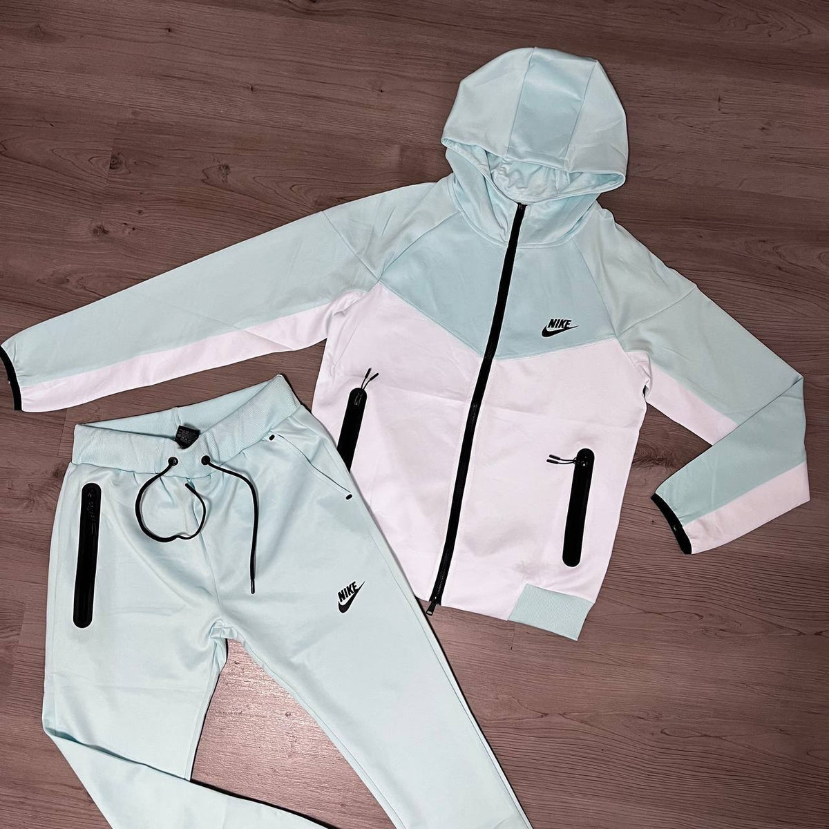 Conjunto NIKE TECH