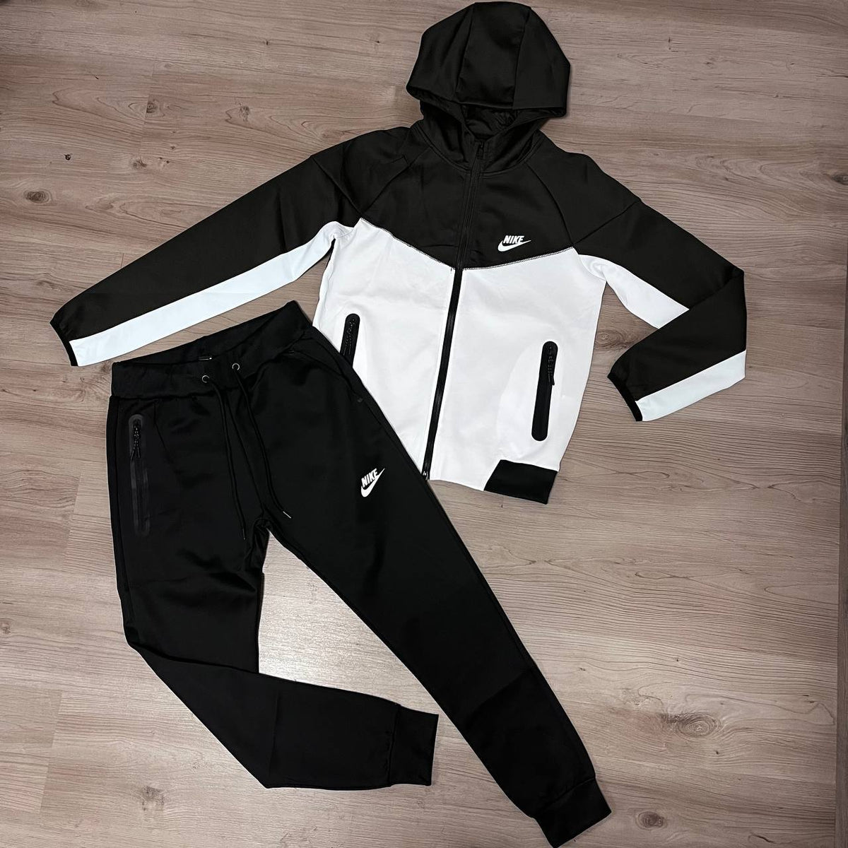 Conjunto NIKE TECH BLACK/WHITE