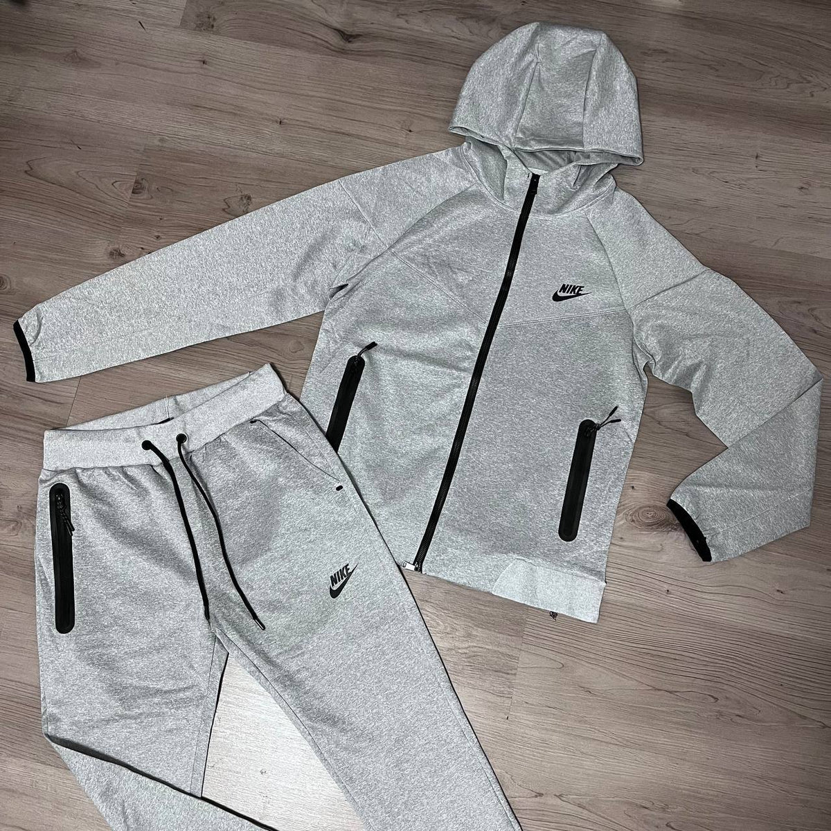 Conjunto NIKE TECH GRIS