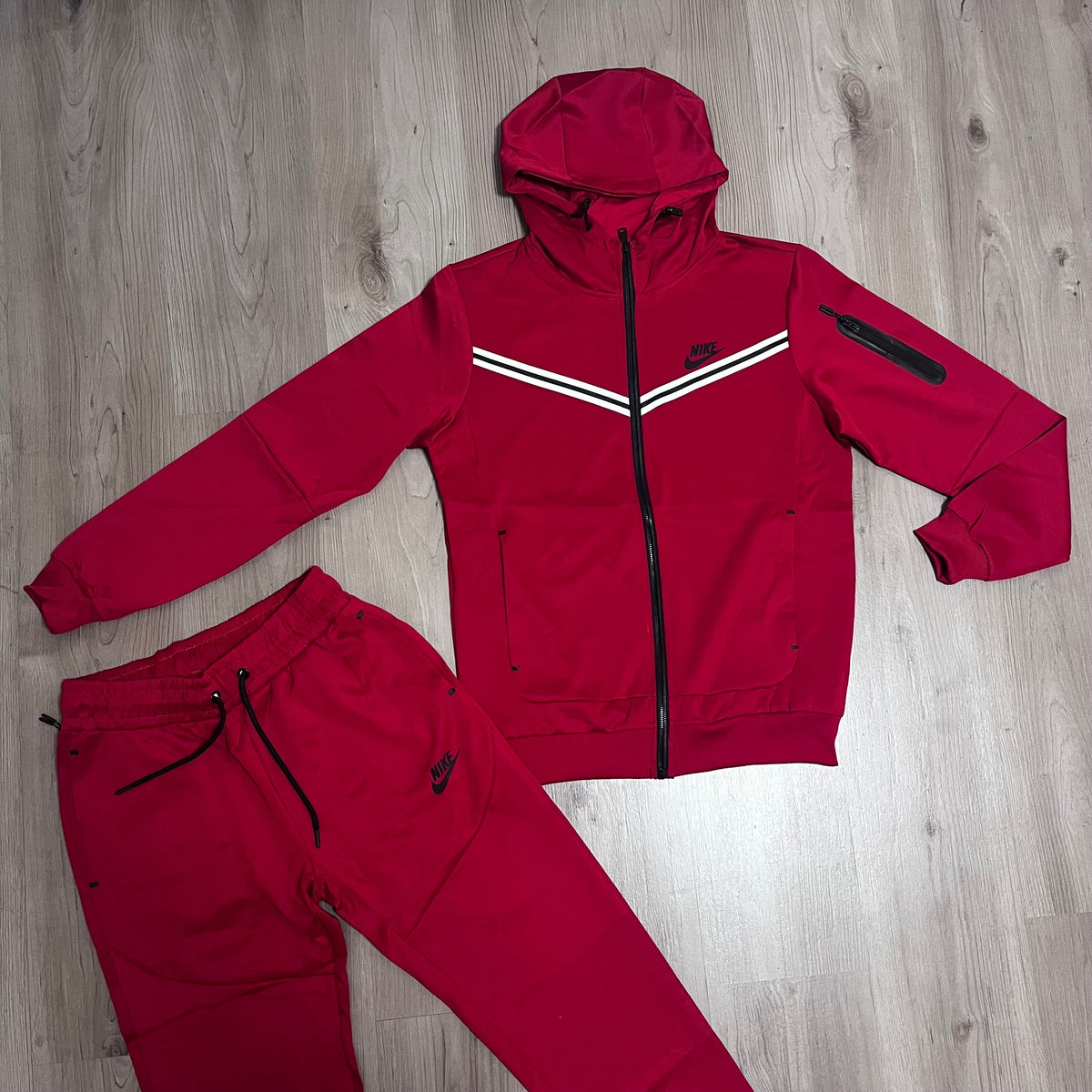 Conjunto NIKE TECH GRANATE
